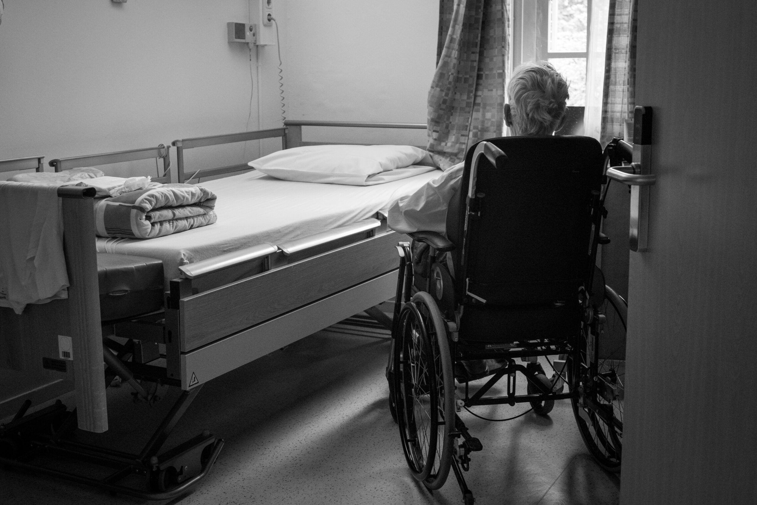 Caregiver helping a senior return home safely after hospital discharge